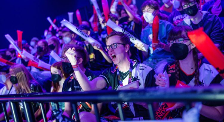 LCS doomed, LEC makes strides - Changes mark stark contrast for rival regions